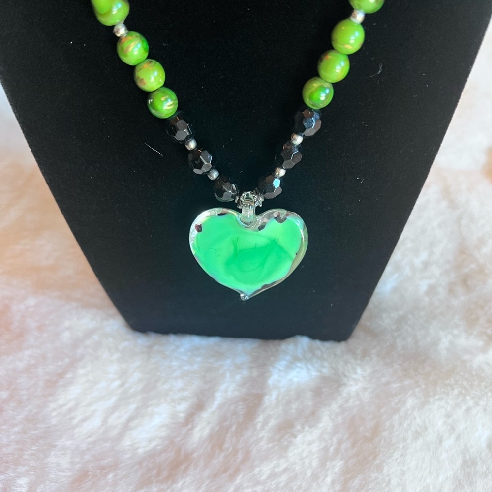 Vibrant Green Heart Pendant Necklace - Picture 2 of 4